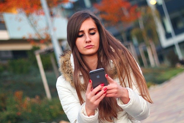 スマホを操作する女性